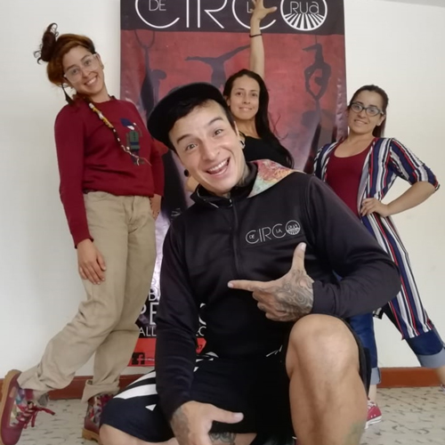 Circo de la Rua es una compañía profesional de artes circenses que ofrece experiencias culturales, pedagógicas y de entretenimiento.