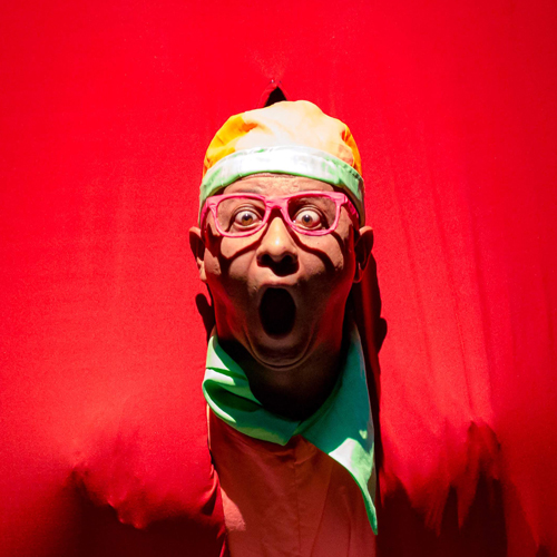 JADER CLOWN es una artista de la ciudad de Medellín que inicia su carrera en 1991. Es mimo, clown, músico, docente de mimo y clown, dramaturgo y director de puestas en escenas. A lo largo de estos años ha consolidado un repertorio de más de 10 obras con las cuales a viajado a festivales nacionales e internacionales, es reconocido como uno de los mejores exponentes del mimo-clown de nuestro país.