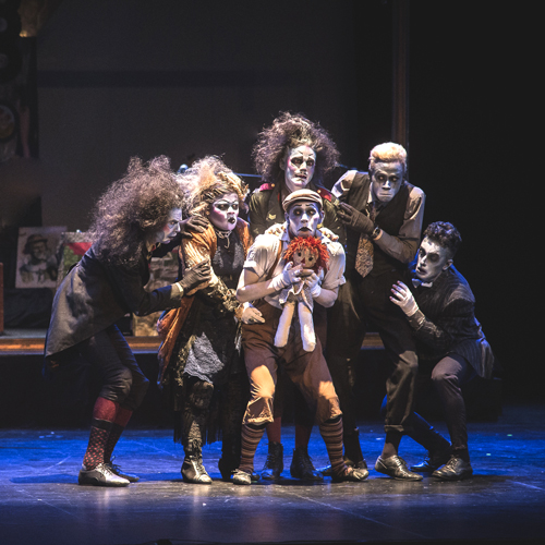 Los Pantolocos son un colectivo dedicado al oficio del arte teatral y creativo a través de tres unidades fundamentales: Escuela de Formación, Creación e Investigación Teatral. Utilizan técnicas de circo, teatro, improvisación, mimo y clown, inspirados en las formas clásicas de la cultura cómica popular y el carnaval.